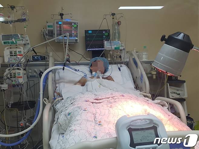 요양보호사로 근무하던 지씨는 사회 필수 인력으로 백신을 교차 접종한 뒤 이상증세로 심장이식수술을 받고 중환자실에서 입원 중에 있다.© 뉴스1 김대광 기자