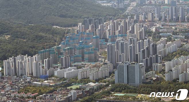 서울 송파구 롯데월드 서울스카이 전망대에서 바라본 강남구 개포 신규 입주 아파트단지. 2021.9.16/뉴스1 © News1 박세연 기자