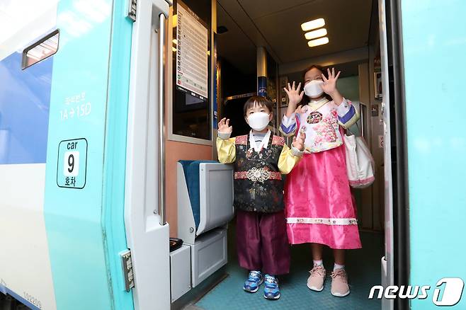 추석 명절 연휴를 하루 앞둔 17일 오전 서울 중구 서울역 승강장에서 한복을 입은 어린이들이 열차에 탑승해 손을 흔들고 있다. 2021.9.17/뉴스1 © News1 민경석 기자