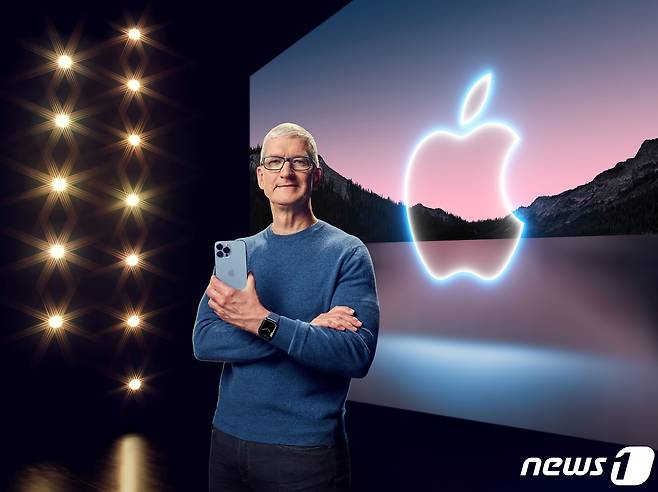 팀 쿡 애플 CEO가 14일(현지시간) 캘리포니아 쿠퍼티노 애플파크에서 스페셜 애플 이벤트를 통해 아이폰13 프로 맥스와 애플워치 7를 공개하고 있다. © 로이터=뉴스1