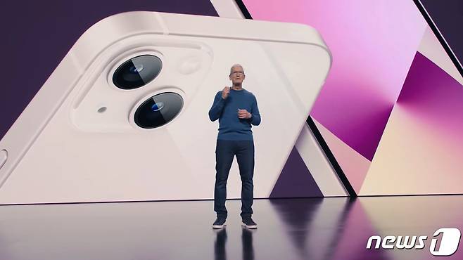 아이폰13의 경우, 유출된 캐드(CAD) 도면을 토대로 알려진 후면 카메라의 '대각선 배치'는 적중했다. (애플 유튜브 캡쳐) 2021.9.15/뉴스1