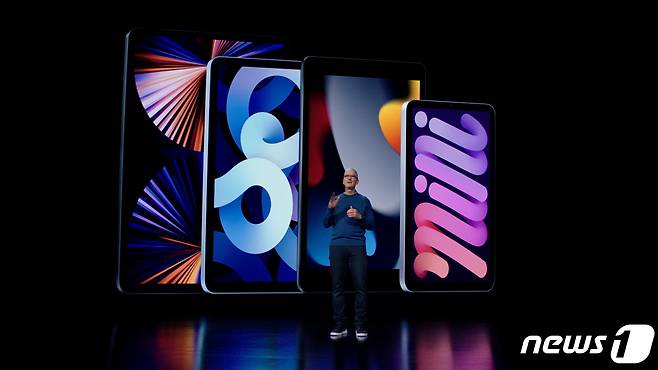 팀 쿡 애플 CEO가 14일(현지시간) 캘리포니아 쿠퍼티노 애플파크에서 스페셜 애플 이벤트를 통해 아이패드 미니 6세대를 소개하고 있다. © 로이터=뉴스1