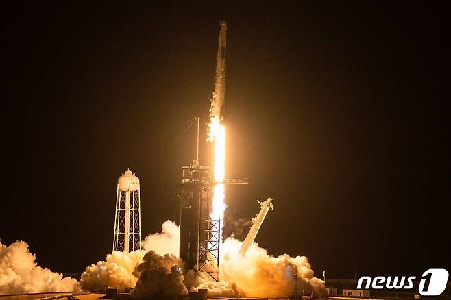 미국 스페이스X의 우주선 '크루 드래건'을 탑재한 팰컨9 로켓이 15일(현지시간) 플로리다주 케이프 커내버럴의 케네디 우주센터에서 민간인 우주 관광단 4명을 태우고 지구 궤도를 돌기 위해 발사되고 있다. © AFP=뉴스1 © News1 우동명 기자