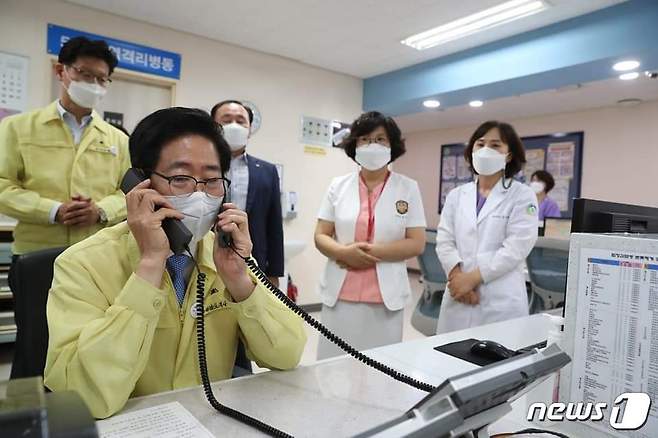 양승조 지사는 19일 공주의료원 선별진료소와 응급실을 방문하고 코로나19와 사투를 벌이고 있는 의료진을 격려하고 어려움을 청취하며 해결 방안을 모색했다.(양승조 지사 페이스북 캡쳐).© 뉴스1