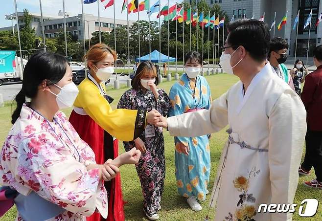 아산 선문대로 이동한 양 지사는 외국인 유학생과 전통놀이를 함께 한 뒤 간담회를 통해 유학생들의 한국 생활에서의 고충을 들었다.(양승조 지사 페이스북 캡처).© 뉴스1
