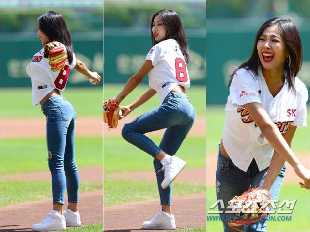 2016년 옛 SK와이번스 유니폼을 입고 시구하는 제시. 스포츠조선DB
