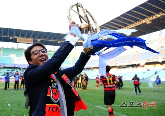 2013 K리그 우승을 차지한 후 우승컵을 들어올리는 황선홍. ⓒ스포츠코리아