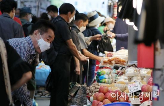 추석 연휴 둘째 날인 19일 서울 동대문구 경동시장에 제수용품을 구입하려는 시민들로 북적이고 있다./윤동주 기자 doso7@