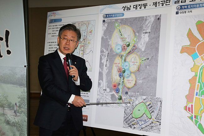 이재명 경기도지사가 지난 2014년 성남시장 재임 당시 기자회견을 열고 대장동 개발 사업을 설명하는 모습. /뉴시스