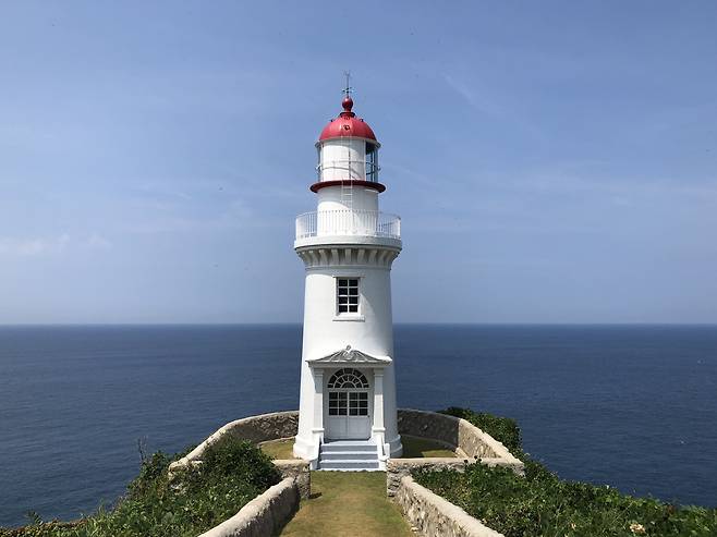 빨간 모자를 쓴 듯 지붕이 인상적인 전북 군산 어청도 등대. /이지원 제공.