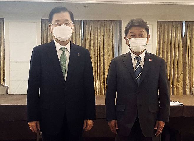 지난 5월 G7 외교·개발장관회의 참석차 영국을 방문한 정의용 외교부 장관과 모테기 도시미쓰 일본 외무상이  회담 후 촬영한 기념사진./외교부 제공