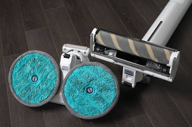 삼성 비스포크 슬림 무선청소기는 먼지 흡입과 물걸레를 사용할 수 있는데, 각각의 헤드를 교체, 사용해야 한다. /윤진우 기자