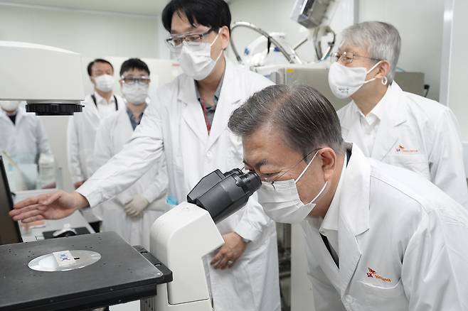 지난해 10월 경기 성남 판교의 SK바이오사이언스 연구소를 방문, 세포배양실에서 현미경을 보는 문재인 대통령. /연합뉴스