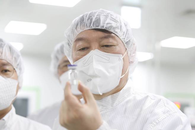 국민의힘 대권주자인 윤석열 전 검찰총장이 지난 13일 코로나19 백신을 생산하는 경북 안동 SK바이오사이언스 공장을 방문해 개발중인 새로운 코로나19 백신을 살펴보고 있다. /연합뉴스