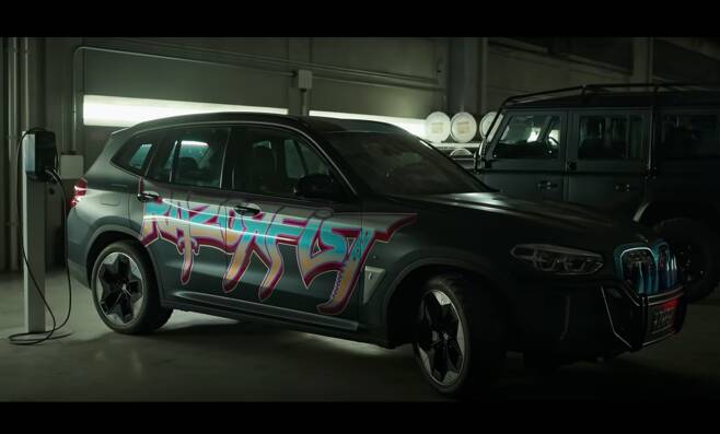 영화 '샹치와 텐링즈의 전설'에 등장하는 BMW iX3. /BMW 유튜브 캡처