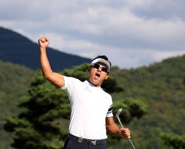 박상현이 19일 DGB금융그룹 어바인오픈에서 우승한 뒤 환호하고 있다. KPGA 제공
