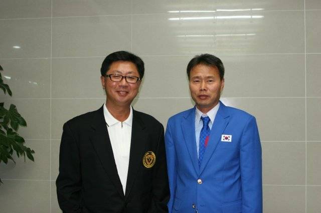 한연희 전 골프 국가대표팀 감독(오른쪽)과 강형모 대한골프협회 부회장. 한 전 감독과 강 부회장은 2006 도하 아시하경기와 2010 광저우 아시아경기에서 2회 연속 한국의 금메달 4개 싹쓸이에 힘을 합쳤다. 동아일보 DB