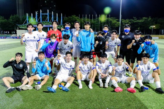 창단 2년 만에 존폐 위기를 맞고 있는 인천남동구민축구단 선수들이 연습 후 화이팅을 외치며 기념촬영을 하고 있다.