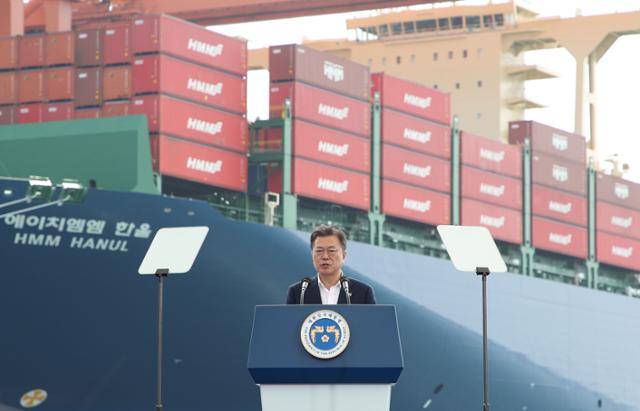 문재인 대통령이 6월 29일 오후 부산 신항 다목적부두에서 열린 해운산업 리더국가 실현전략 선포식 및 1.6만TEU급 한울호 출항식에서 모두 발언을 하고 있다. 부산=왕태석 선임기자