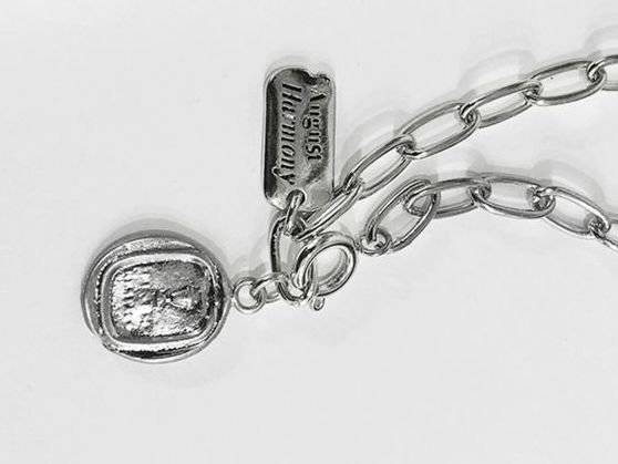 홍대 작은 빈티지 숍에서 시작한 주얼리 브랜드 어거스트 하모니의 베이스 투 웨이 네크리스. 트렌드를 정조준하는 동시에 합리적인 가격대의 주얼리를 찾고 있다면 눈 여겨 봐도 좋다. [사진 어거스트 하모니]