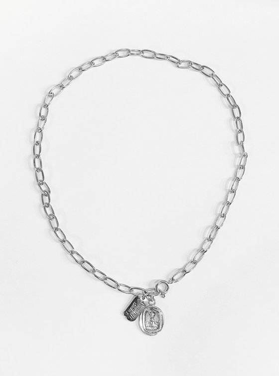 체인 부분은 서지컬 스틸, 펜던트는 황동를 소재로 사용했다. 전체 길이는 43cm인데, 목걸이로도 할 수 있고 팔에 여러 번 감아 팔찌로도 스타일링 할 수 있다. [사진 어거스트 하모니]