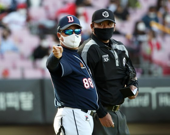 5월 9일 광주-기아챔피언스필드에서 열린 2021 KBO 프로야구 두산 베어스와 KIA 타이거즈의 더블헤더 1차전에서 두산 김태형 감독이 9회 말 수비에 앞서 전일수 주심에게 선수교체를 알리고 있다. [연합뉴스]