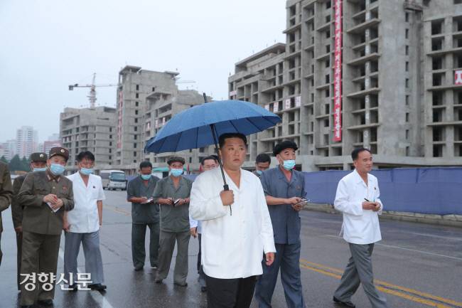 김정은 북한 국무위원장이 보통강 강안 다락식 주택구 건설사업을 현지지도하며 행정구역 명칭을 ‘경루동’이라고 할 것을 지시했다고 당 기관지 노동신문이 지난달 21일 1면에 보도했다. ｜뉴스1
