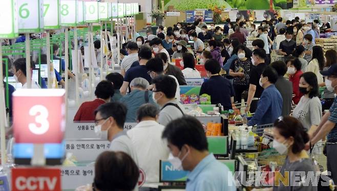 한가위 연휴 이틀째인 19일 오전, 농협하나로마트 양재점에서 시민들이 구입한 상품을 결재하기 위해 계산대에 길게 줄지어 있다.