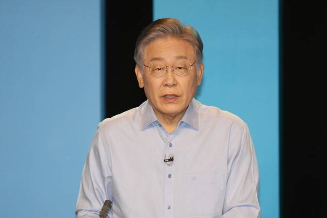 19일 오후 광주 남구 광주MBC 공개홀에서 열린 더불어민주당 대선 후보자 토론회에서 이재명 예비후보가 발언하고 있다. [사진출처 = 연합뉴스]