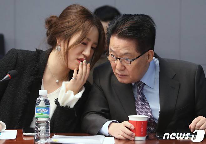 옛 국민의당 시절 대화하는 박지원 국가정보원장과 조성은씨(비상대책위원)/사진=뉴스1