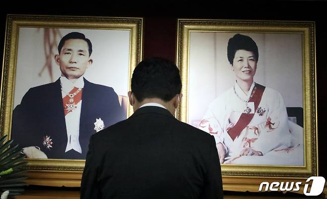 추석 연휴 이틀 째인 19일 유승민 국민의힘 대선 예비후보가 경북 구미 박정희 추모관을 찾아 박정희 전 대통령 부부 영전 앞에서 묵념하고 있다. /사진=뉴스1