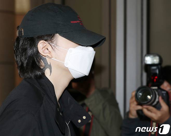 (서울=뉴스1) 김진환 기자 = 음주운전 사고를 내고 운전자를 바꿔치기 한 혐의 등으로 불구속 기소된 장제원 미래통합당 의원의 아들 래퍼 노엘(장용준)이 7일 오후 서울 마포구 서울서부지방법원에서 열린 두 번째 공판에 출석하고 있다. 2020.5.7/뉴스1