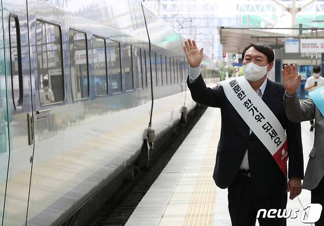 (서울=뉴스1) 박정호 기자 = 윤석열 국민의힘 대선 경선 후보가 19일 오전 서울 중구 봉래동 서울역에서 귀성길 명절인사를 하고 있다. 2021.9.19/뉴스1