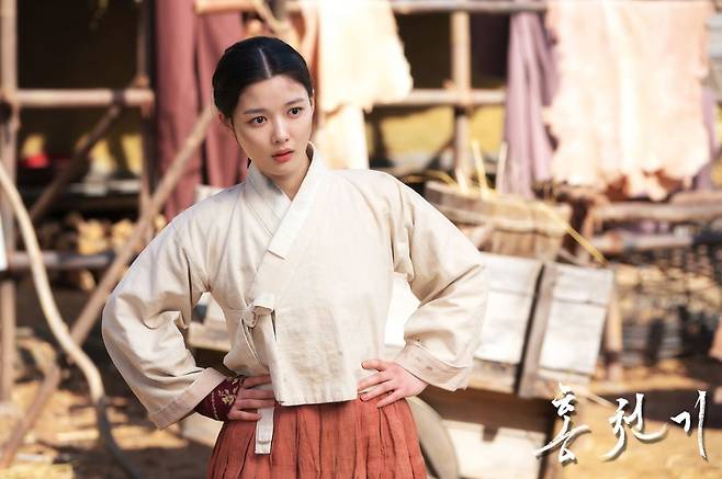 SBS 드라마 홍천기 주인공 김유정의 한복 의상 [홍천기 공식 홈페이지 캡처]