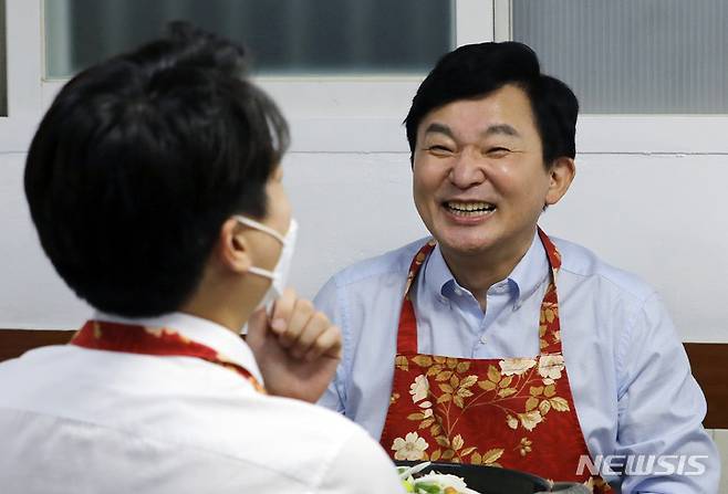 지난 9월12일 원희룡 국민의힘 대선경선 후보가 서울 중구 한 떡볶이집에서 이준석 대표와 만나고 있다./뉴시스