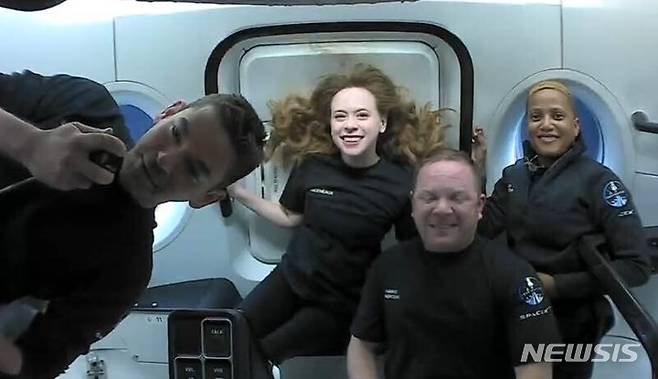 [AP/뉴시스] 스페이스X가 제공한 사진으로 크루 드래건에 탑승한 민간인 우주 관광객들의 모습. 왼쪽부터 재러드 아이잭먼(38), 헤일리 아르세노(29), 크리스 셈브로스키(42), 시안 프록터(51)가 우주선에서 포즈를 취하고 있다.