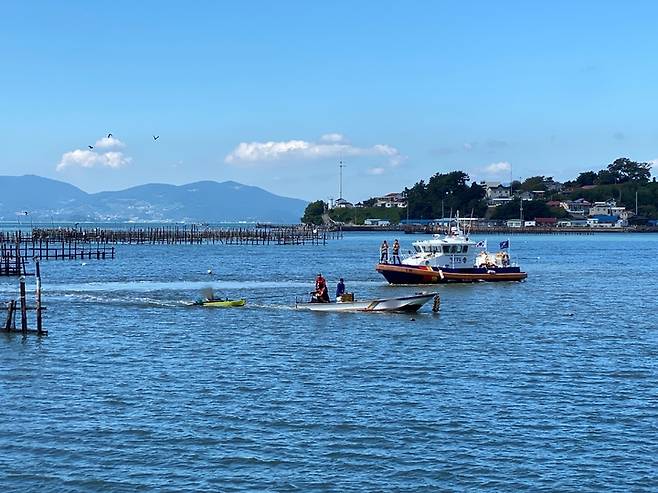 [통영=뉴시스] 신정철 기자= 경남 통영해양경찰서는 19일 오전 10시 26분께 사천시 실안항 북방 죽방렴 인근 해상에서 레저활동 중 조류에 밀려 고립된 카약 승선원 2명을 구조하고 있다.(사진=통영해경 제공).2021.09.19. photo@newsis.com *재판매 및 DB 금지