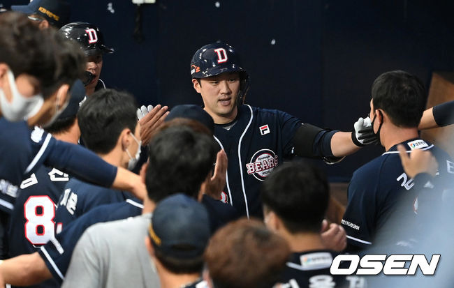 [OSEN=고척, 이대선 기자] 19일 오후 서울 고척스카이돔에서 ’2021 신한은행 SOL KBO 리그' 키움 히어로즈와 두산 베어스의 경기가 열렸다. 6회초 1사 3루에서 두산 양석환이 좌중월 투런 홈런을 치고 더그아웃에서 동료들의 축하를 받고 있다. 2021.09.19 /sunday@osen.co.kr