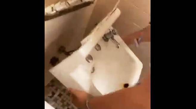 학생이 학교 화장실 세면대를 파손하는 장면 (사진=트위터 게시물 캡처, 연합뉴스)