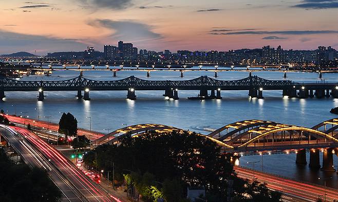 서울 용양봉저정공원에서 바라본 한강의 다리들. 한강 최초의 다리인 한강철교 뒤로 원효대교, 마포대교, 서강대교 등이 보인다. 지난 1일 31번째 한강 다리인 월드컵대교가 한강에 설치된 다리 가운데 최장 공사 기간을 끝내고 개통했다.