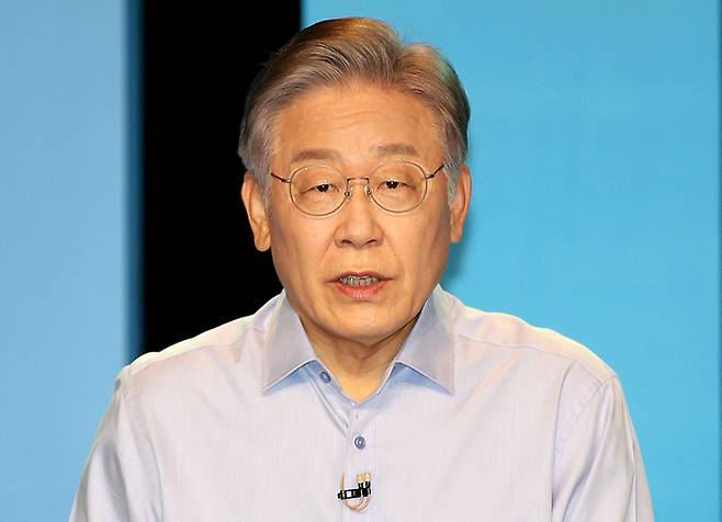 19일 오후 광주 MBC에서 열린 제20대 대통령선거 더불어민주당 경선 후보 토론회 리허설에서 이재명 후보가 발언하고 있다. 뉴시스