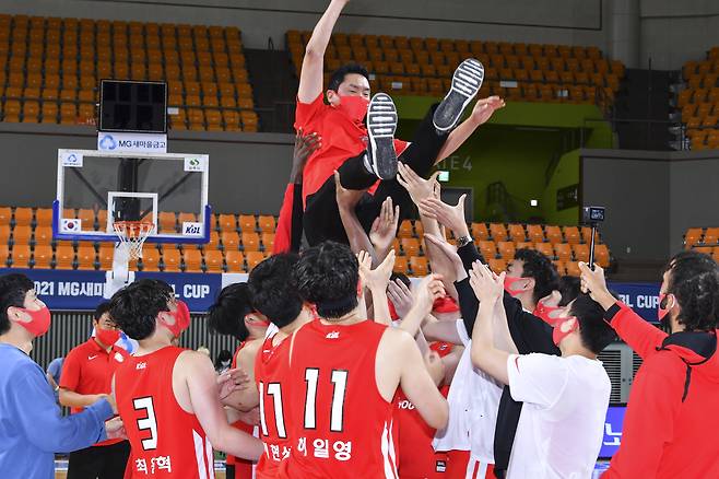 전희철 서울 SK 갇목이 18일 경북 상주체육관에서 열린 프로농구 컵대회 결승 원주 DB전을 승리한 후 선수들로부터 축하를 받고 있다. KBL 제공