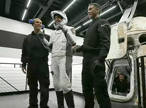 미국 우주 탐사기업 스페이스 X의 크루 드래건을 이용해 최초의 전원 민간인 우주여행을 마치고 18일(현지시간) 미국 플로리다주 대서양에 귀환한 억만장자 재러드 아이잭먼(가운데)이 엄지를 치켜세우고 있다.인스퍼레이션 4 제공 AP 연합뉴스