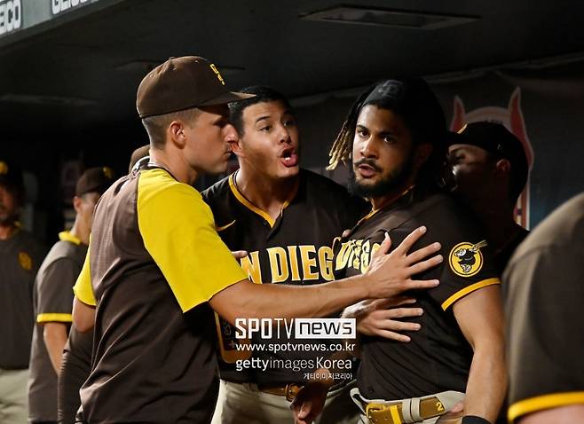 ▲ 매니 마차도(가운데)가 페르난도 타티스 주니어에게 분통을 터트리고 있다.