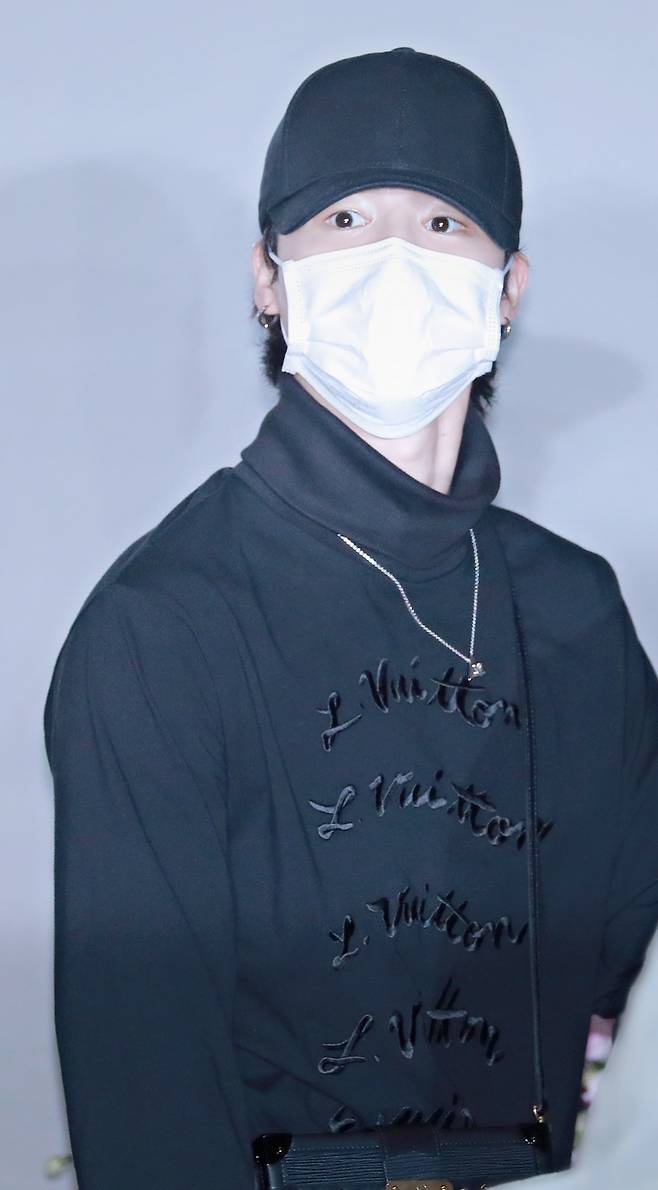 'FASHION ICON JIMIN' 방탄소년단 지민, 퍼펙트 모델핏 올블랙 공항패션..'지민 스키니' 열광