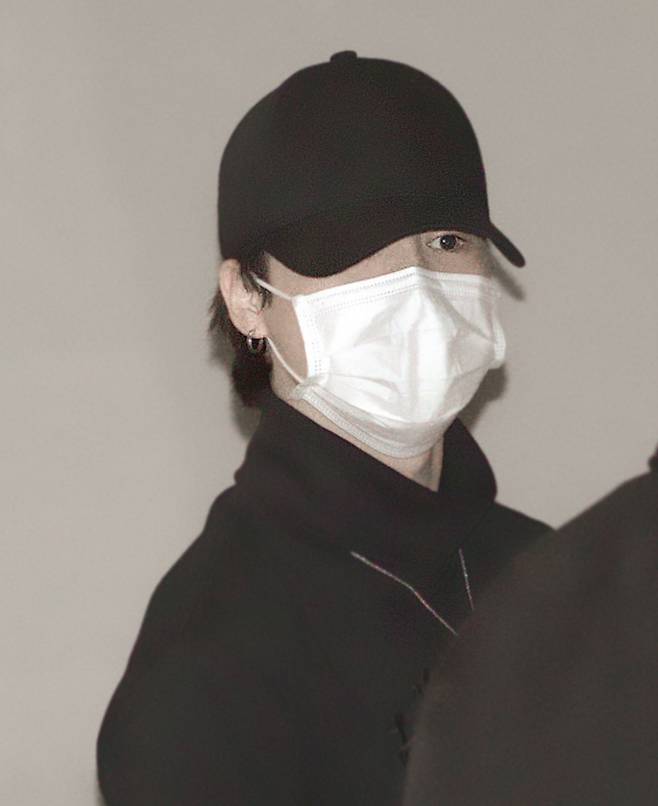 'FASHION ICON JIMIN' 방탄소년단 지민, 퍼펙트 모델핏 올블랙 공항패션..'지민 스키니' 열광