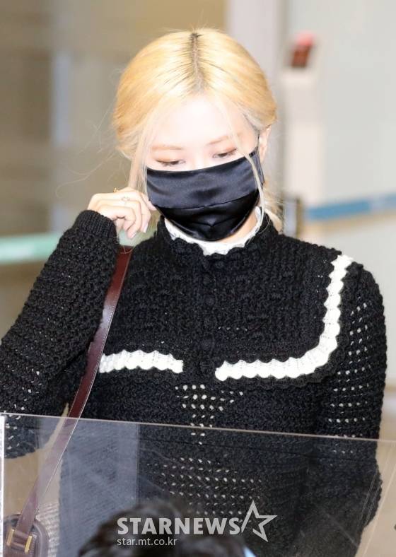 그룹 블랙핑크 로제가 미국 일정을 마치고 19일 오후 인천국제공항을 통해 입국하고 있다. 2021.09.19 / 사진=임성균 기자 tjsrbs23@