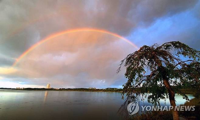추석 연휴 무탈하기를 (강릉=연합뉴스) 추석 연휴를 하루 앞둔 지난 17일 강원 강릉시 경포호 상공으로 영롱한 무지개가 떠 있다. 2021.9.18 [독자 제공, 재판매 및 DB금지] dmz@yna.co.kr