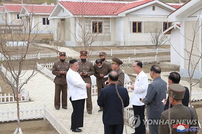 김정은 북한 국무위원장이 지난해 추석 당일인 10월 1일 강원도 김화군 수해복구 현장을 시찰하고 있다.[조선중앙통신=연합뉴스 자료사진]
    [국내에서만 사용가능. 재배포 금지. For Use Only in the Republic of Korea. No Redistribution]