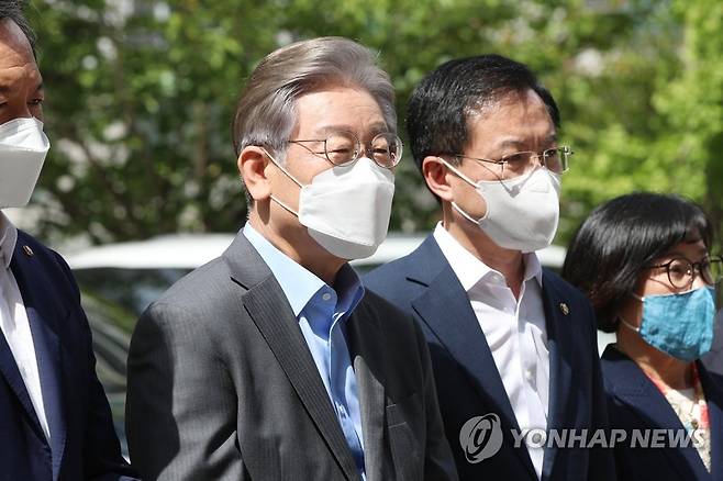 답변하는 이재명 (광주=연합뉴스) 천정인 기자 = 더불어민주당 대선 예비후보인 이재명 경기도지사가 18일 오전 광주 남구 한 미혼모 시설을 방문한 뒤 취재진의 질문에 답하고 있다. 2021.9.18 iny@yna.co.kr
